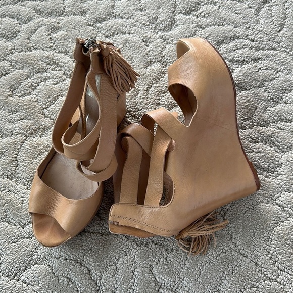 Dolce Vita Women’s Tan Wedges Size 8.5 - Picture 1 of 4